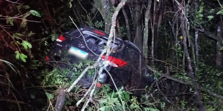 Veículo cai em uma ribanceira na rodovia MGC 491