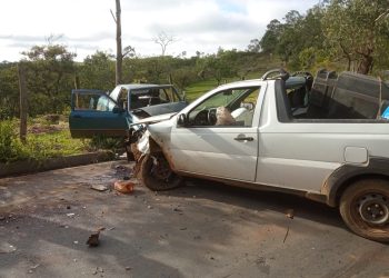 Bombeiros atendem acidente automobilístico na Estrada do Mambengo