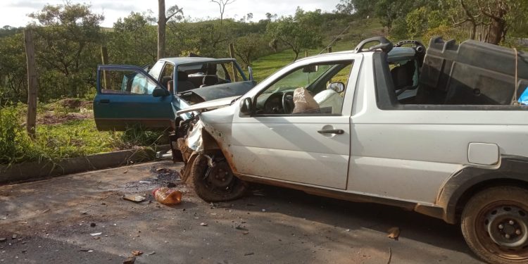 Bombeiros atendem acidente automobilístico na Estrada do Mambengo