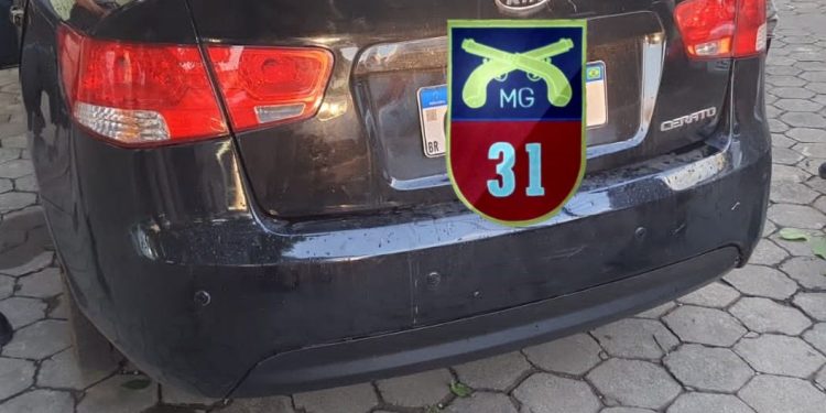 Carro roubado é recuperado em Conselheiro Lafaiete