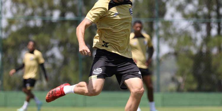 Athletic anuncia zagueiro Léo Cruz.