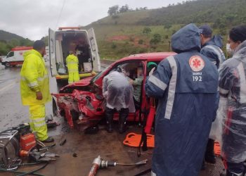 Batida entre carro e caminhão deixa família ferida na BR-040