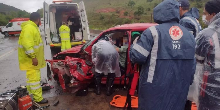 Batida entre carro e caminhão deixa família ferida na BR-040