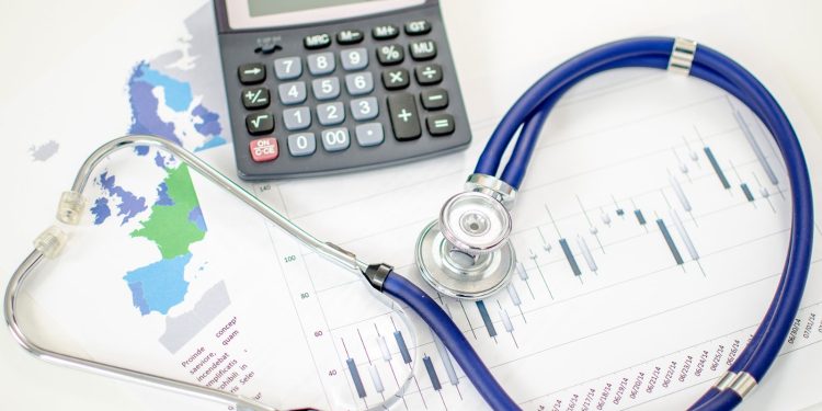 STJ: plano de saúde não pode recusar cliente por estar negativado.