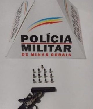 Homem é preso por porte ilegal de arma de fogo em Madre de Deus de Minas.