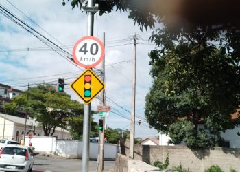 Atenção! Controlador de avanço e de velocidade.