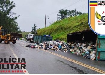 Caminhão tomba na BR-265 em Barbacena e espalha lixo pela pista.