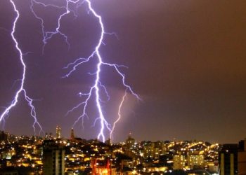 Cemig alerta população sobre cuidados e segurança durante eventos climáticos.