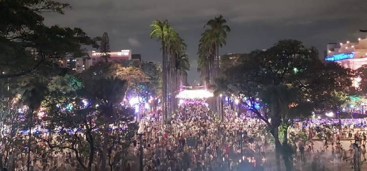 Virada da Liberdade emociona milhares de pessoas com show de drones e programação diversa na Praça da Liberdade