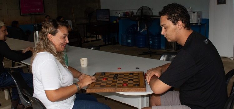 Tratamento para sofrimento ou transtornos mentais está disponível na rede pública de saúde de todo o estado.