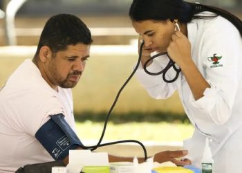 Reajuste em planos de saúde: com 14% de inflação médica, consumidor pode pagar o preço.