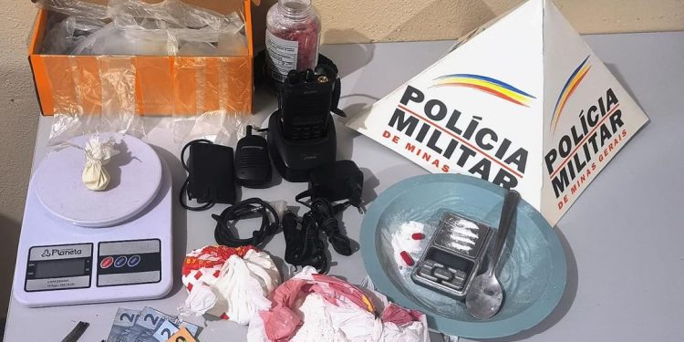 PM prende quatro pessoas e apreende grande quantidade de drogas em Santos DumontPM prende quatro pessoas e apreende grande quantidade de drogas em Santos Dumont.