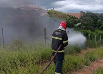 Bombeiros de Conselheiro Lafaiete debelam incêndio em contenção de pneus
