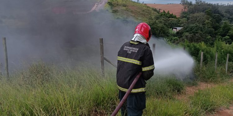 Bombeiros de Conselheiro Lafaiete debelam incêndio em contenção de pneus
