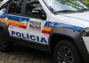 PM apreende um revólver e grande quantia em dinheiro enterrados numa casa em São João del- Rei.