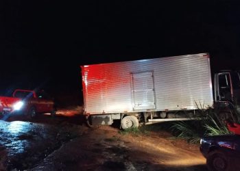 Bombeiros atendem vítimas de acidente com caminhão em Itaverava.