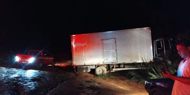 Bombeiros atendem vítimas de acidente com caminhão em Itaverava.
