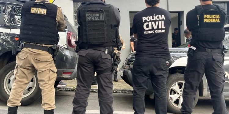 Armas, drogas e R$ 13 mil em dinheiro: homem é preso em 2ª fase de operação em São João del Rei.