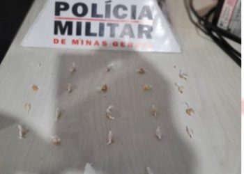 PM aprende 21 pedras de crack em Santa Cruz de Minas.