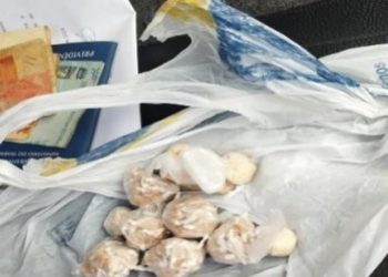 PM apreende 110 pedras de crack no bairro Vila Santa Terezinha.