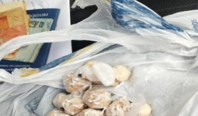 PM apreende 110 pedras de crack no bairro Vila Santa Terezinha.