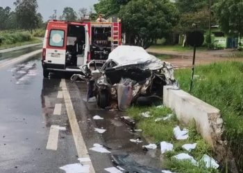 Condutor fica gravemente ferido em acidente.