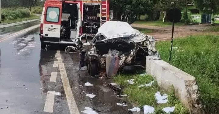 Condutor fica gravemente ferido em acidente.