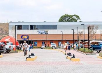 Mulher deixa o dinheiro cai na fila do caixa no Supermercado BH e mãe e filha pegam e não devolvem.
