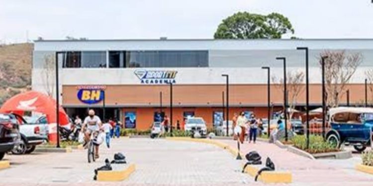 Mulher deixa o dinheiro cai na fila do caixa no Supermercado BH e mãe e filha pegam e não devolvem.