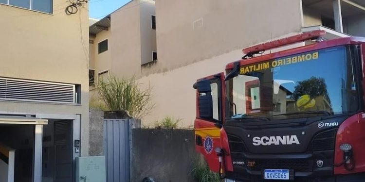 Bombeiros de Conselheiro Lafaiete agem rapidamente para apagar incêndio em apartamento no bairro São Sebastião