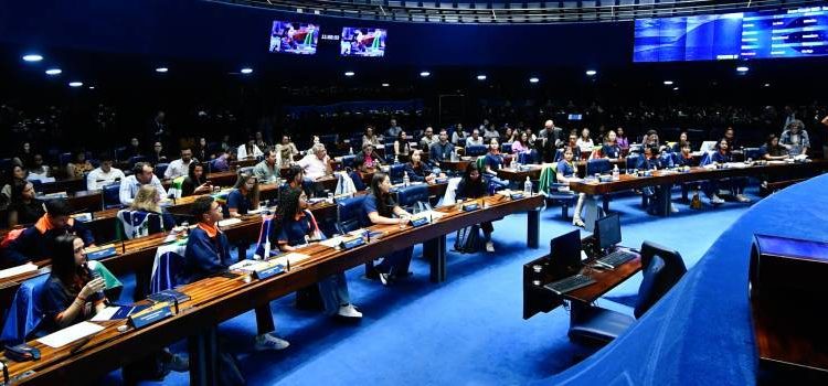 Termina em abril o período de inscrições no Programa Jovem Senador para estudantes da rede estadual