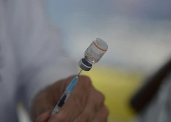 Casos de Covid-19 aumentam no Brasil; aponta Ministério da Saúde.