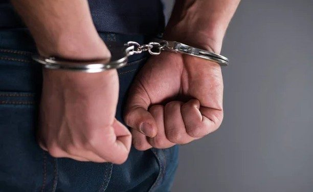 PM prende um foragido da justiça que estava perseguindo duas mulheres no bairro Fábricas.