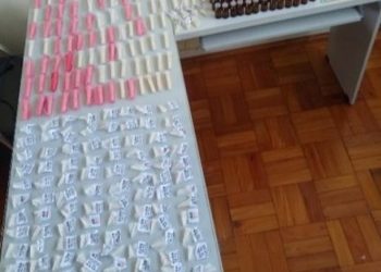 PM apreende grande quantidade de drogas em Andrelândia, um jovem foi preso e um adolescente foi apreendido.