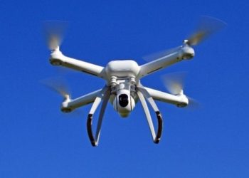 Tiradentes implementará, a partir do dia 19 de junho, uma medida significativa na luta contra a dengue com o lançamento do Projeto Vant.  Esta iniciativa inovadora usará drones para mapear a cidade em busca de focos do mosquito Aedes aegypti, vetor da doença, e neutralizá-los imediatamente.  O projeto, desenvolvido pela Prefeitura Municipal em parceria com o Consórcio Intermunicipal de Saúde (CISVER), visa proteger a saúde da população e promover o bem-estar comunitário.  Equipados com sensores e câmeras de alta resolução, os drones identificarão com precisão os locais de maior proliferação do mosquito. Ao detectar os focos, a equipe responsável realizará a neutralização imediata, eliminando a ameaça e protegendo a saúde pública.