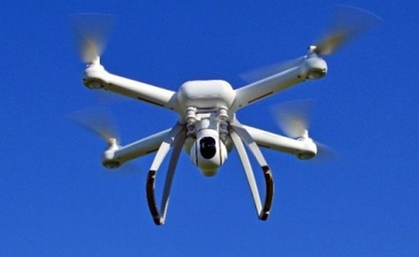 Tiradentes implementará, a partir do dia 19 de junho, uma medida significativa na luta contra a dengue com o lançamento do Projeto Vant. Esta iniciativa inovadora usará drones para mapear a cidade em busca de focos do mosquito Aedes aegypti, vetor da doença, e neutralizá-los imediatamente. O projeto, desenvolvido pela Prefeitura Municipal em parceria com o Consórcio Intermunicipal de Saúde (CISVER), visa proteger a saúde da população e promover o bem-estar comunitário. Equipados com sensores e câmeras de alta resolução, os drones identificarão com precisão os locais de maior proliferação do mosquito. Ao detectar os focos, a equipe responsável realizará a neutralização imediata, eliminando a ameaça e protegendo a saúde pública.