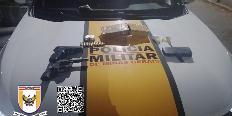Homem é preso por tráfico de drogas, porte ilegal de arma e condução sob influência de drogas na BR-265.