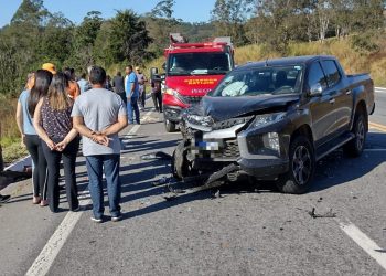 Bombeiros de Barbacena resgatam vítimas de acidente automobilístico na MG-265.