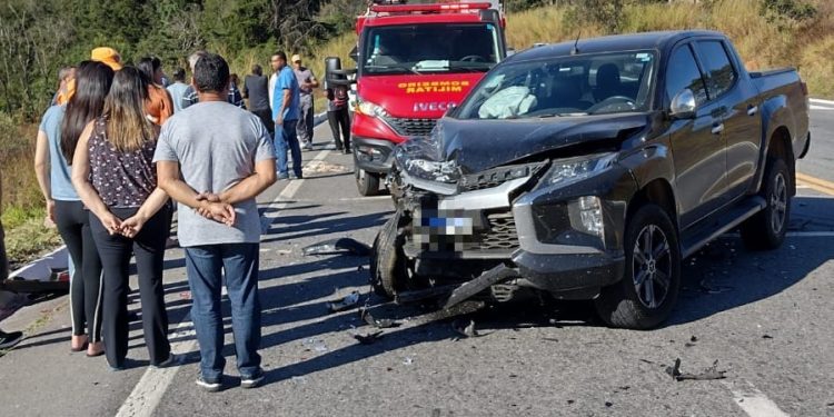 Bombeiros de Barbacena resgatam vítimas de acidente automobilístico na MG-265.