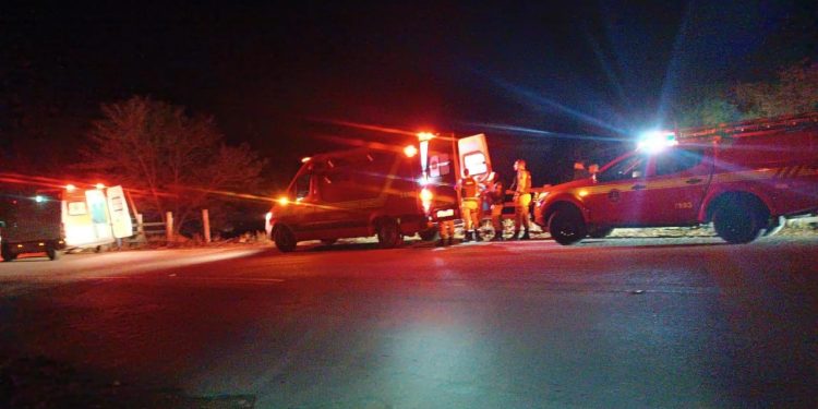 Bombeiros e Samu Resgatam Vítimas de Capotamento na MGC-482.