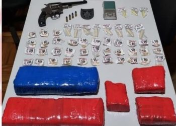 Dois jovens foram presos por tráfico de drogas em Arantina.
