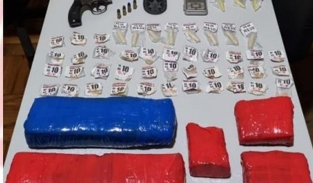 Dois jovens foram presos por tráfico de drogas em Arantina.