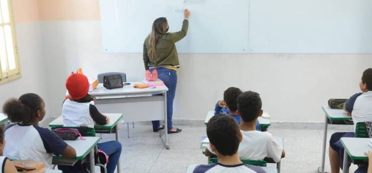 Estado nomeia mais 3,9 mil servidores aprovados no concurso da Educação.