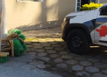 Projeto da Polícia Penal de Minas transforma garrafas pet em vassouras ecológicas no Presídio de Itajubá.