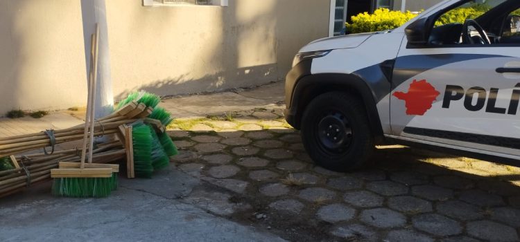 Projeto da Polícia Penal de Minas transforma garrafas pet em vassouras ecológicas no Presídio de Itajubá.