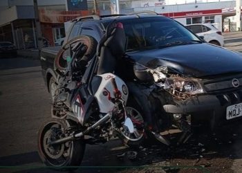Carro e moto colidem após manobra irregular na Avenida 31 de Março.