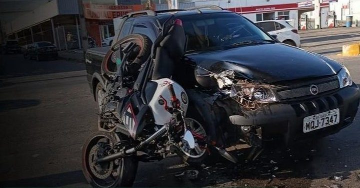Carro e moto colidem após manobra irregular na Avenida 31 de Março.