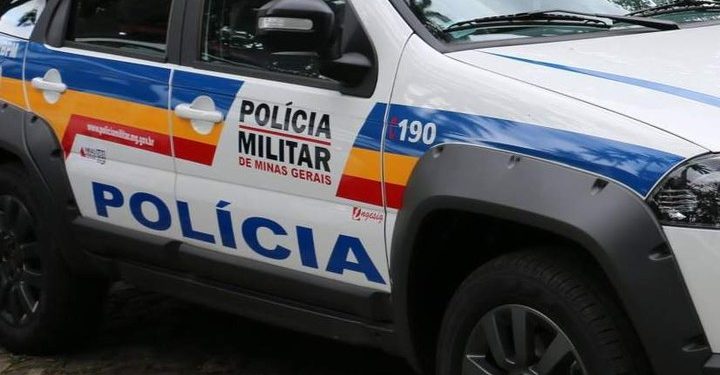 Homem incendeia residência e enfrenta polícia em Arantina.