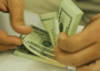 Dólar caiu levemente, cotado a R$ 5,73
