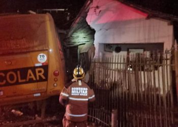 Bombeiros de Conselheiro Lafaiete socorrem vítima encarcerada em micro-ônibus